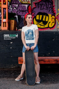 Skaterin mit Muldestausee Shirt von EnrolDesign – Urban trifft Heimatliebe