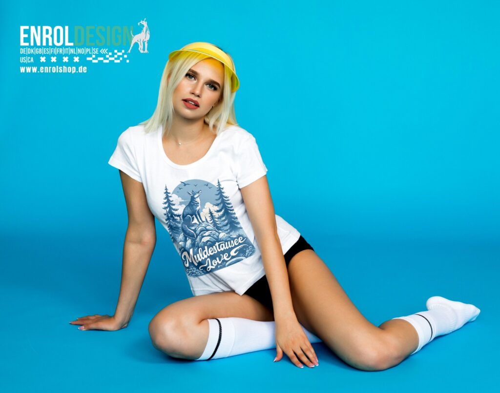 Frau im weißen EnrolDesign-Shirt mit Muldestausee-Design – Studioaufnahme